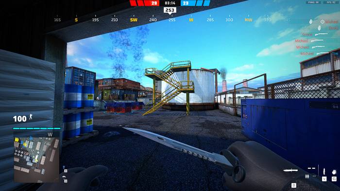 Combate em primeira pessoa numa refinaria industrial, com mapa e equipa visíveis no HUD