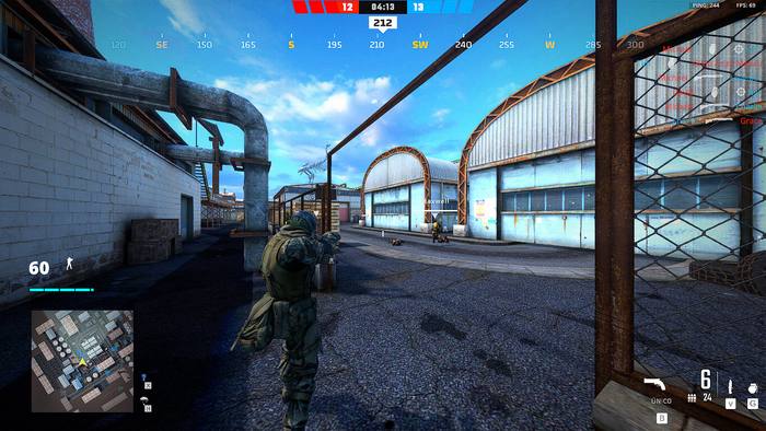 Jogador entre hangares industriais na zona de combate